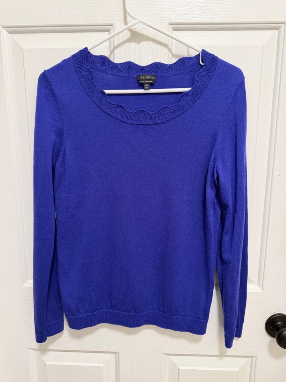 Talbots Perfect Merino Wool Lightweight Blue scallop neckine Sweater Size Medium